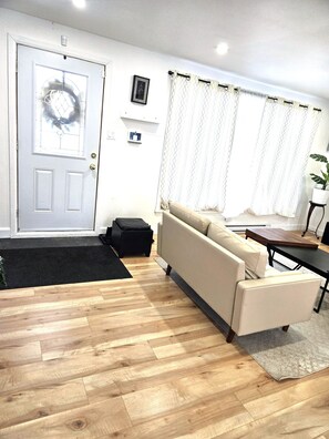 Living area - Charming house in Sainte-Foy with quality amenities - Ideal turnkey solution! (Québec)