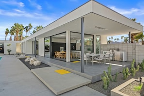 Outdoor dining - The Spring: Modern minimalist masterpiece (Palm Springs)