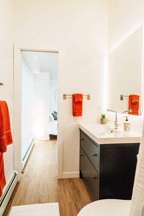 Dusj, hårføner og håndklær