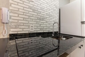 淋浴设施、毛巾、卫生纸