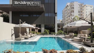 Hồ bơi ngoài trời phục vụ theo mùa, dù/ô trên bãi biển/hồ bơi