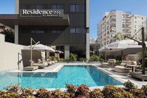 Piscina stagionale all'aperto, ombrelloni da piscina, lettini