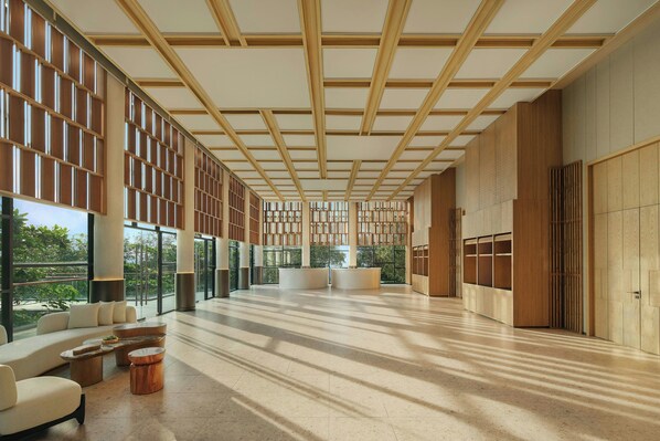 A spacious lobby with a high ceiling, large windows, and a modern seating area. - The Westin Nirup Island Resort & Spa (Nirup Island)