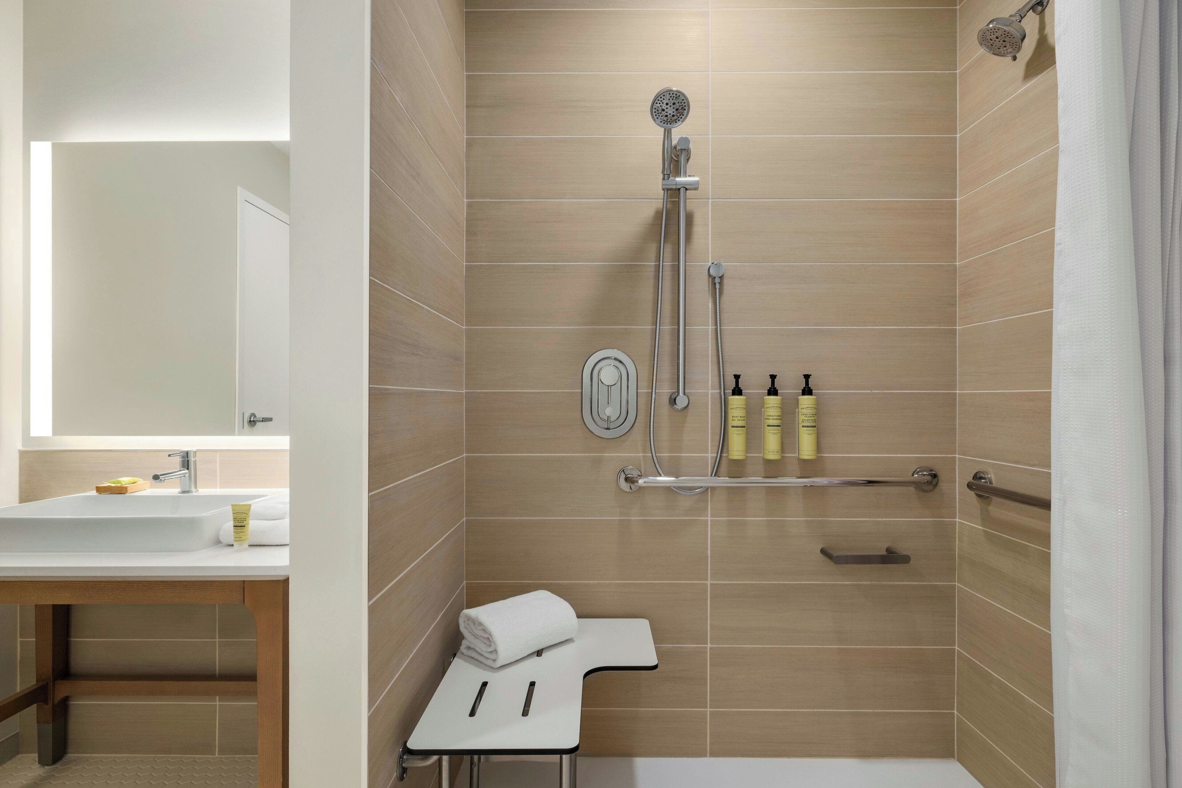 Une salle de bain moderne équipée d’une douche, d’un lavabo et de toilettes.