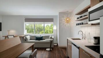 Escritorio, cortinas blackout y tabla de planchar con plancha