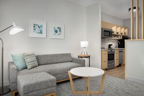 Suite, 1 habitación | Sala de estar | Smart TV de 55 pulgadas con canales vía satélite, Netflix y Hulu 