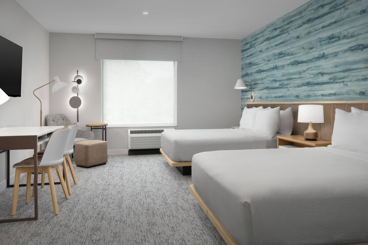 สตูดิโอ, เตียงควีนไซส์ 2 เตียง (Mobility/Hearing Accessible, Tub) | เครื่องนอนป้องกันสารก่อภูมิแพ้, ตู้นิรภัยในห้องพัก, โต๊ะทำงาน