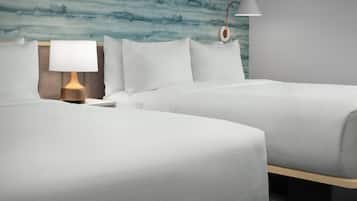 Ropa de cama hipoalergénica y caja de seguridad en la habitación
