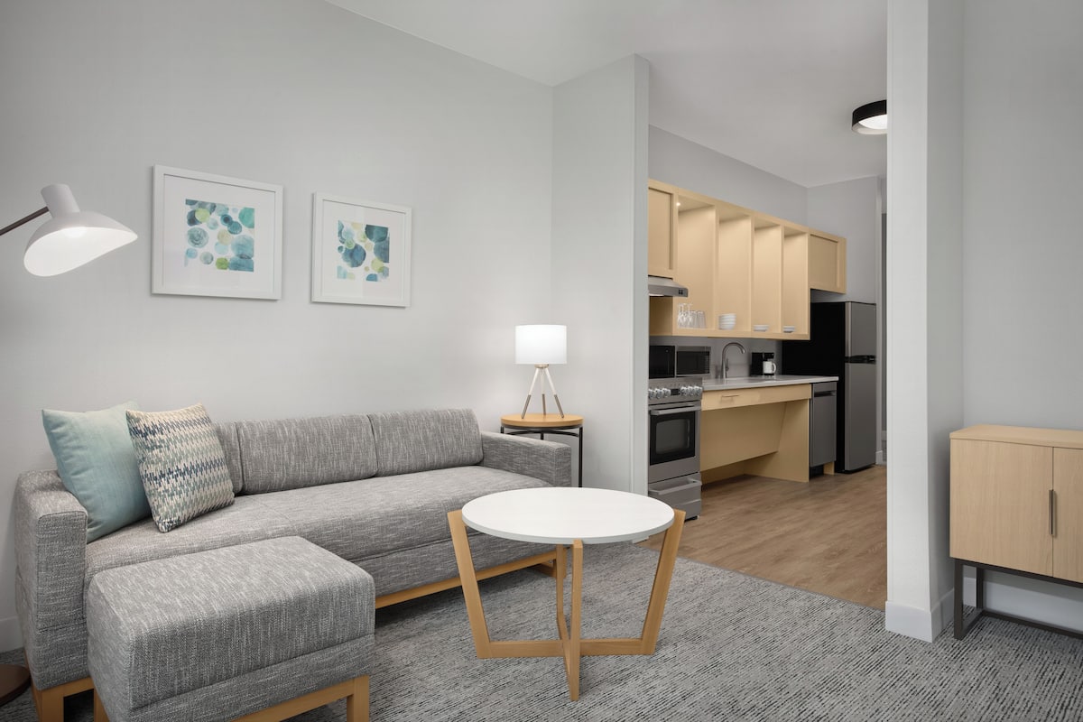 Suite, 1 Bedroom (Mobility/Hearing Access, Roll-in Shwr) | Hypo-allergenic bedding, in-room safe, desk, laptop workspace