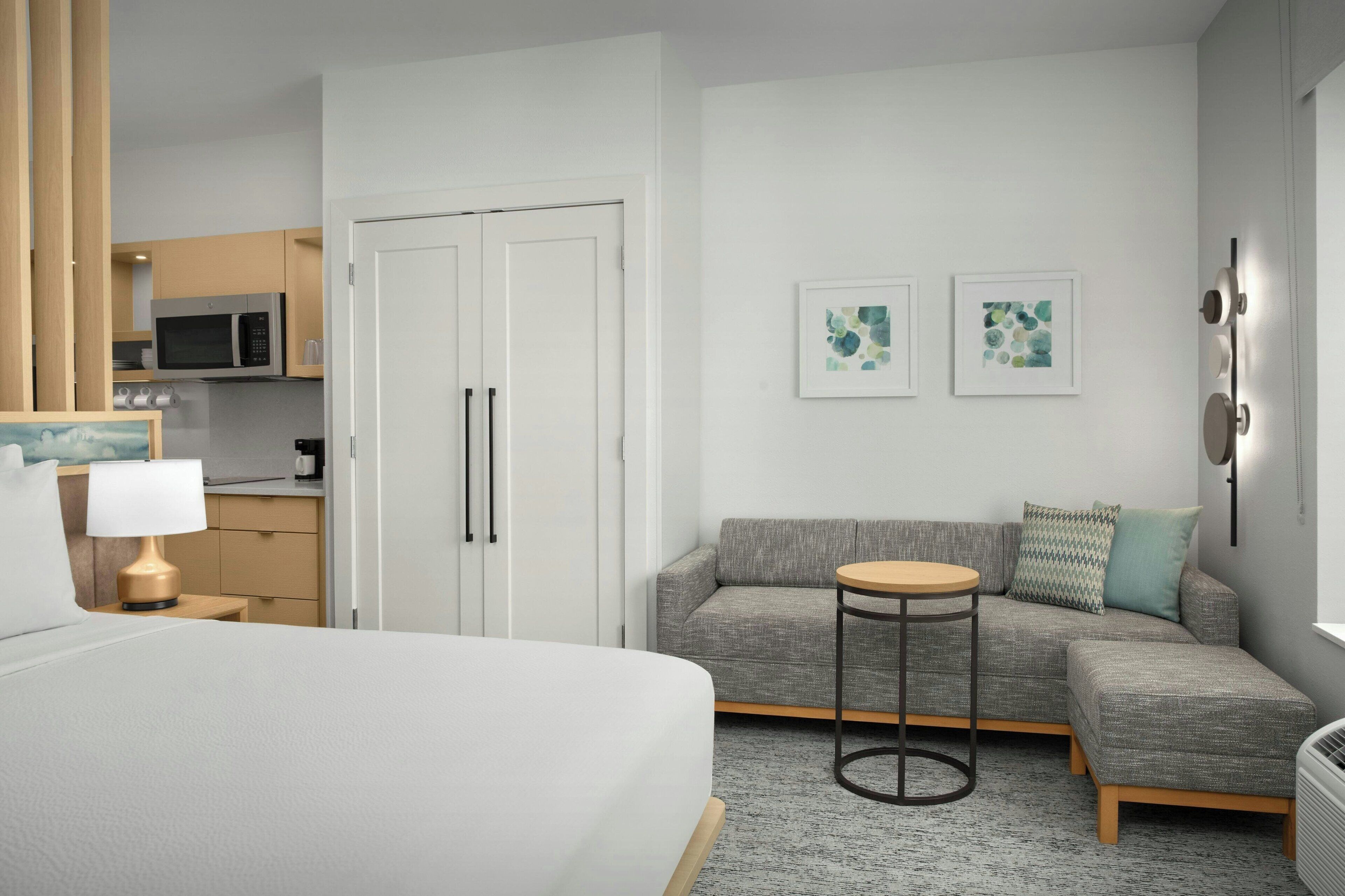 開放式客房, 1 張特大雙人床和 1 張沙發床 | 低過敏寢具、客房內保險箱、書桌、筆電工作空間