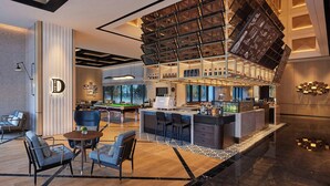 Uma área de bar moderna com mesa de bilhar, banquetas e uma grande estrutura de vidro.
