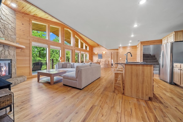 Smart TV, fireplace, video games - Smoky Mountains Bliss - Cozy Cabin w/ Amazing Views, Perfect for Big Families! (Sevierville)