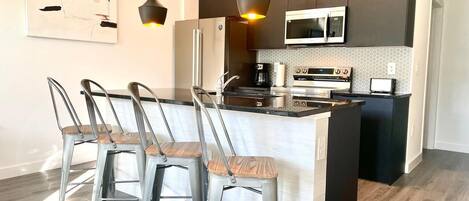 Réfrigérateur, micro-ondes, four, plaque de cuisson