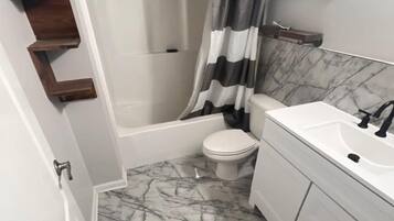 Douche, bidet, serviettes fournies, savon