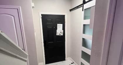 Cozy 2-bedroom condo. Gated community with safe access. 5 Minutes from I10.
