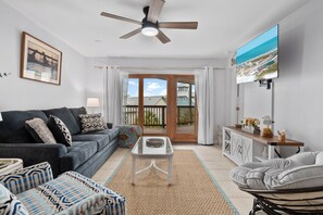 Télévision, baby-foot, table de tennis de table, livres