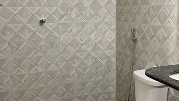 Secador de cabelo, toalhas de banho, sabonete, papel higiênico