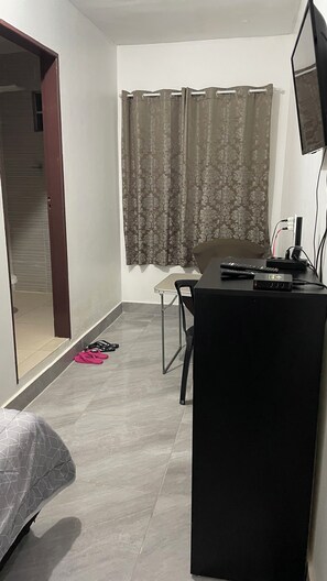 1 habitación, tabla de planchar con plancha, wifi y ropa de cama 