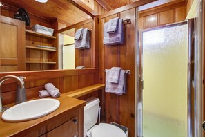 Dusche, Haartrockner, Handtücher