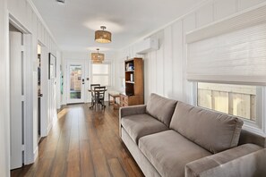 Smart TV - 1 Block to Ocean * Walk Everywhere * Dogs OK! (San Diego)