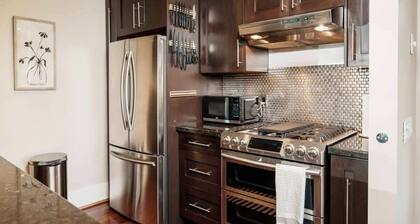 4 Bed Home Along River Near DT, AC, Hot Tub