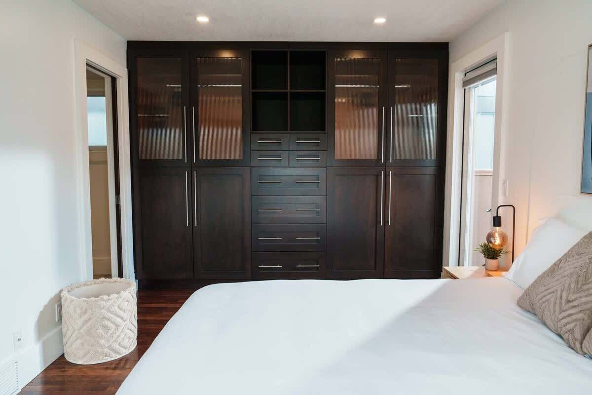 4 bedrooms, desk, iron/ironing board, WiFi