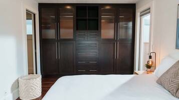 4 bedrooms, desk, iron/ironing board, WiFi