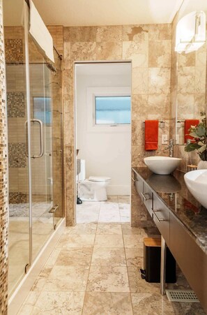 Dusj, hårføner og håndklær