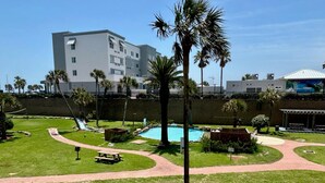Un espace piscine offrant une vue dégagée sur un bâtiment situé à l’arrière-plan.