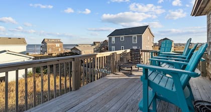Oceanside Retreat with Ocean Views, Hot Tub & Short Walk to the Beach