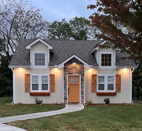 Classy Cottage new home in quaint neighborhood