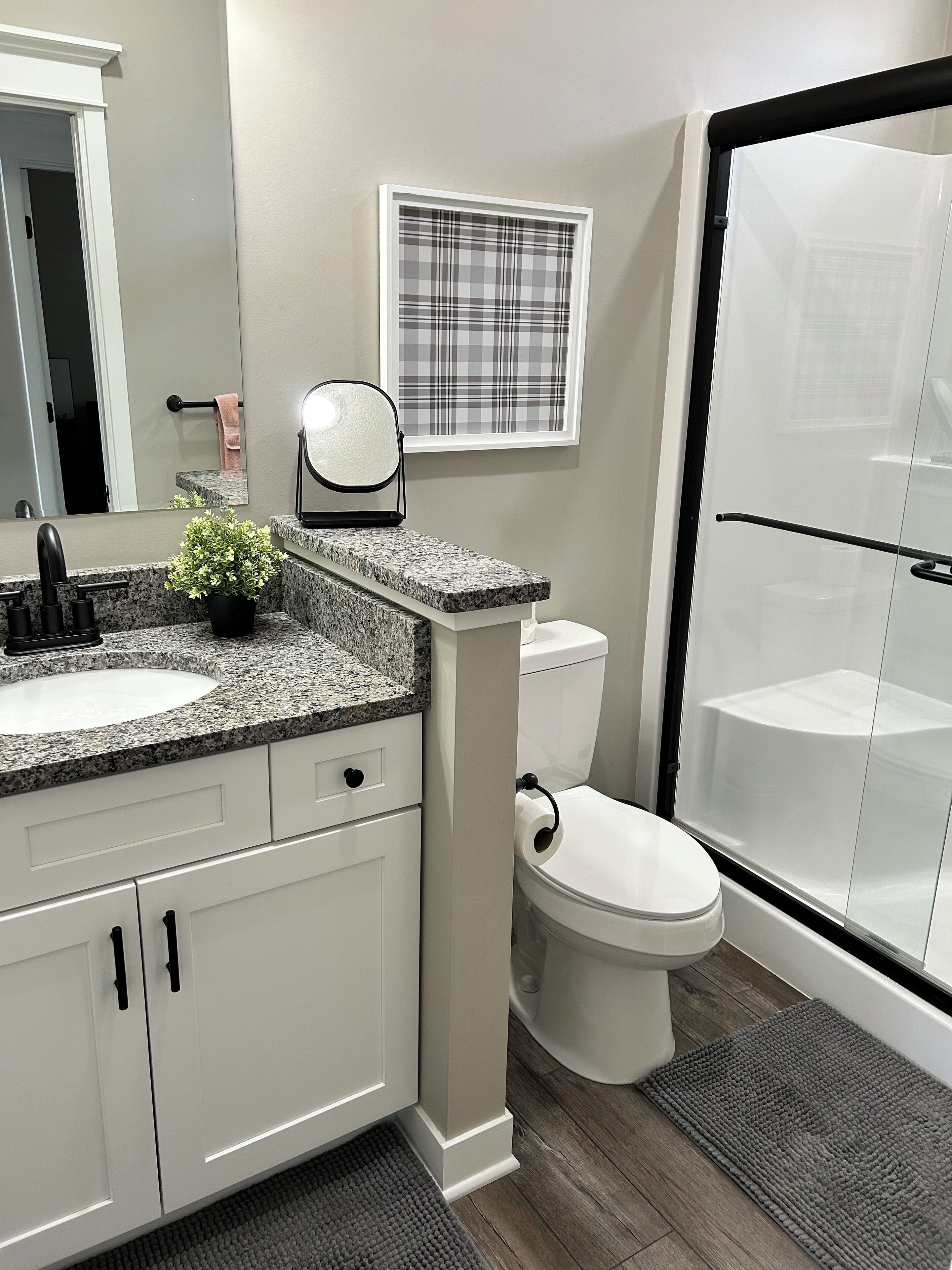 Ducha, secador de pelo, toallas, jabón