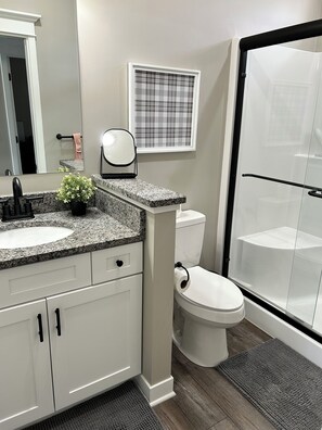 Dusj, hårføner, håndklær og såpe