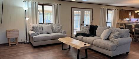 TV connectée, cheminée, table de tennis de table