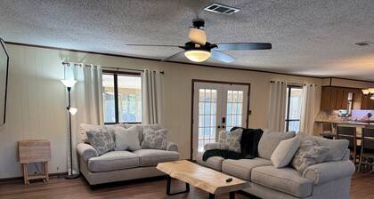 Negreet Retreat#2 Clean Waterfront Midlake Toledo Bend Sleeps 12 with Hot Tub