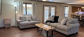 Negreet Retreat#2 Clean Waterfront Midlake Toledo Bend Sleeps 12 with Hot Tub