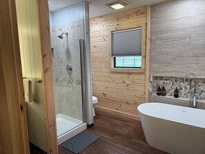 Shower, hair dryer, towels, soap - Negreet Retreat#2 Clean Waterfront Midlake Toledo Bend Sleeps 12 with Hot Tub (Many)