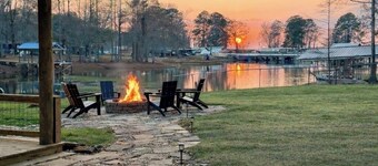 Negreet Retreat#2 Clean Waterfront Midlake Toledo Bend Sleeps 12 with Hot Tub