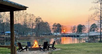 New Listing! Negreet Retreat#2 Waterfront Midlake Toledo Bend Sleeps 12. Hot Tub