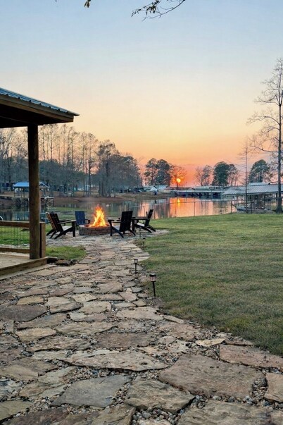 Negreet Retreat#2 Clean Waterfront Midlake Toledo Bend Sleeps 12 with Hot Tub