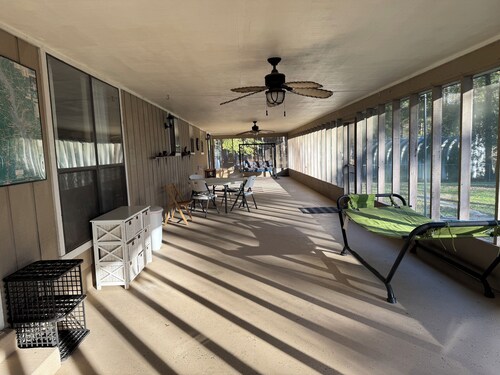 New Listing! Negreet Retreat#2 Waterfront Midlake Toledo Bend Sleeps 12. Hot Tub