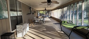 New Listing! Negreet Retreat#2 Waterfront Midlake Toledo Bend Sleeps 12. Hot Tub