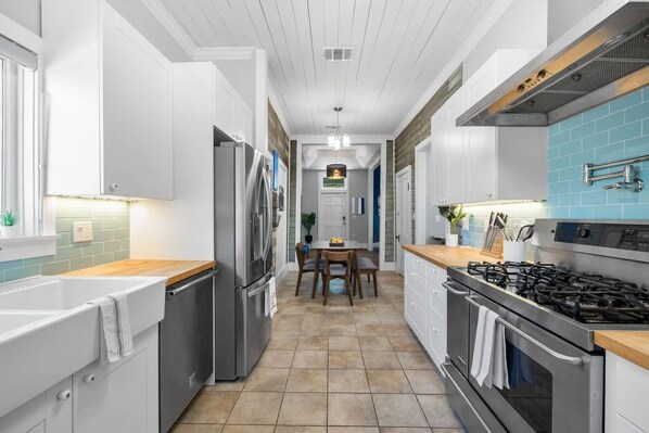 Kjøleskap, mikrobølgeovn, ovn og kokeplater