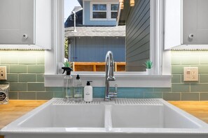 Dusj, hårføner og håndklær