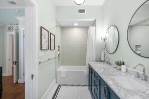 Shower, hair dryer, towels - Charming 3BR Gem: 0.4 miles to Rainey, 1.5 miles to Downtown (Austin)