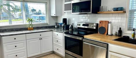 Kylskåp, mikrovågsugn, ugn och spishäll