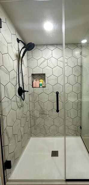 Dusche, Haartrockner, Handtücher, Seife