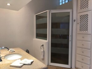 Håndklær, såpe og toalettpapir