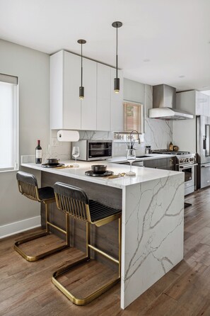 Réfrigérateur, four à micro-ondes, un four, surface de cuisson