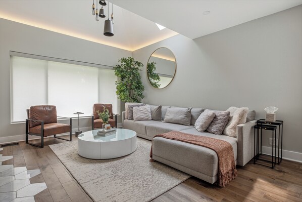 Téléviseur connecté, livres, écran d’ordinateur